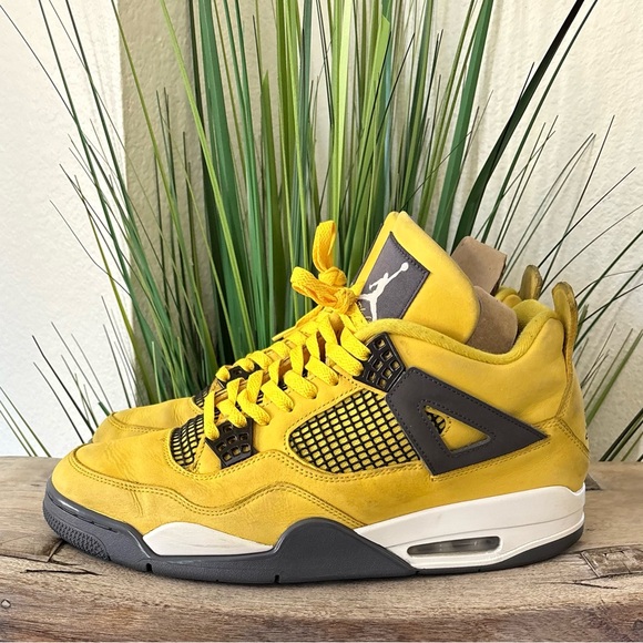 Air Jordan 4 Retro ‘Lighting’ Sneakers